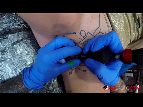 ❤️ Sully Savage-k izugarri tatuatu zuen klitorian tatuaje bat egin zuen ❌ Porno gurean eu.pornplaybb.ru ❌❤